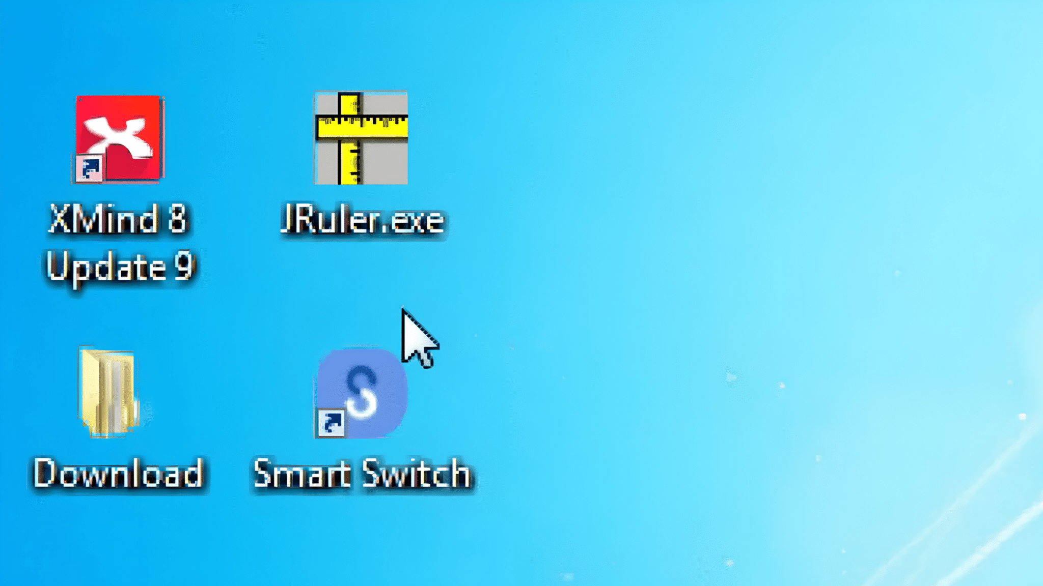 windows desktop showing smart switch application icon alongside utility shortcuts and a download folder on a light blue background